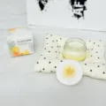 Nahaufnahme einer Duftkerze aus Sojawachs mit Geschenkbox, Birne und Freesie - Englische Birne & Freesie / Glasgefäß (5x3.5cm)