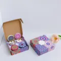 Set de regalo de velas aromáticas con cuatro latas de patrón mandala y pétalos - Estilo C 6cmx4cm Juego de Caja de Regalo de 4 Piezas / Fresia