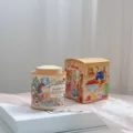 Bunny Lulu Duftkerze in dekorativer Dose mit Igel-Illustration und Geschenkbox. - Limette & Zitrus / Cream Hase Gelbe Dose