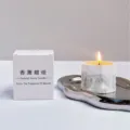 Handgefertigte Duftkerze aus Sojawachs im Gipsbecher mit Marmormuster und Geschenkbox - Jasmin
