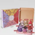 Duftkerzen-Geschenkset mit 9 floralen Blechdosen in einer Boho-Box - Stil D / 9 Stück/Set Geschenkbox Kerzen