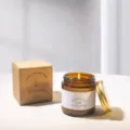 Handgefertigte Duftkerze im Braunglas mit minimalistischer Kraftpapier-Geschenkbox - Braunes Glas Lavendel