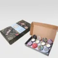 Set de regalo de 8 velas aromáticas en latas florales con aceites esenciales - Estilo B Caja de Regalo / Juego de 8