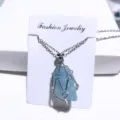Natürliche hellblaue Rohkristallkette mit Anhänger aus silbernem Metallgeflecht - Aquamarin / Netztasche Halskette