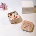Pink square scented candle with dried flower petals and bunny illustration lid - Pink Tin-Freesia Scent / 5.5x4.3cm