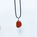 Collar con colgante de piedra rodada natural marrón rojizo con cordón negro ajustable - Colgante de Piedra / Jaspe Rojo