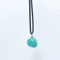 Colgante de piedra amazonita natural con collar de cordón negro estilo minimalista - Colgante de Piedra / Amazonita