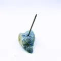Natürlicher blauer Kristallerz-Räucherstäbchenhalter für Meditation und Dekoration - Lapislazuli / 3-5CM