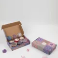 Vista detallada de un juego de regalo de 6 velas aromáticas de soja mandala en su caja decorada - Set de Regalo de 6 Piezas / Fresia