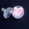 Diamanttexturiertes Glasgefäß gefüllt mit rosafarbenen Rosenquarzsteinen zur Reinigung - Rosenquarz Steine (Sternen Schale) / 300g Packung