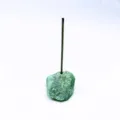 Natürlicher grüner Rohkristallstein Räucherstäbchenhalter mit minimalistischer Textur - Rubin-Zoisit / 3-5CM