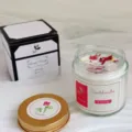 Candela profumata alla soia Freesia in vasetto di vetro con tappo dorato e scatola - Pera Inglese & Fresia