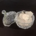 Eleganter entmagnetisierender Glasbehälter mit natürlichen weißen Quarz-Kristallsteinen - Bergkristall Steine (Sternen Schale) / 300g Packung