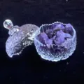 Elegante facettierte Kristallschale mit Amethyst-Rohsteinen zur Aufbewahrung von Schmuck - Amethyst Steine (Sternen Schale) / 300g Packung