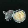 Eleganter Kristallglasbehälter mit natürlichen gelben Rohkristallchips für Schmuck - Brasilien Citrin Steine (Sternen Schale) / 300g Packung