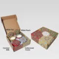 Vista detallada del set de regalo de 4 velas aromáticas con latas decorativas de mandala - Estilo F Caja de Regalo / Juego de 4