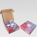 Vista detallada del set de regalo de 4 velas aromáticas con latas decoradas y caja - Estilo Y Caja de Regalo / Juego de 4