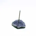 Natürlicher violetter Amethyst-Kristall-Räucherstäbchenhalter mit organischem Steinsockel - Amethyst-Cluster / 3-5CM