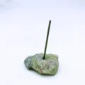 Natürlicher grüner Kristallstein Räucherstäbchenhalter für Meditation - Pflaumenblüten-Turmalin / 3-5CM