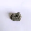 Natürlicher grauer Mineral-Rohstein-Räucherstäbchenhalter mit einem Mittelloch-Design - Labradorit / 3-5CM