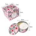 Vela aromática premium en lata con diseño de hibisco rosa y caja de regalo a juego - Té Sencha de Ciruela (Sin flores secas) / 6x4cm