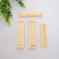Detaillierte Nahaufnahme von Holzleisten und Stäben für einen DIY-Wissenschafts-Brückenbausatz - Leonardo Brücke Material-Set