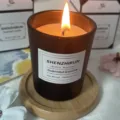 Bougie parfumée en verre brun avec cire de soja naturelle et socle bois - 6x5 cm - Environ 12 heures de combustion / Tasse noir mat au parfum de rose