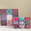 Elegante set de regalo de velas aromáticas con 9 latas coloridas de mandala - Set de caja de regalo de 9, 6x4 cm / Fresia