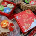 Set de regalo de velas aromáticas navideñas con latas decoradas y caja roja festiva - Estilo de Navidad 4 Piezas/Pack / Fresia