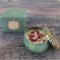 Soy wax aromatherapy candle with dried flowers in a teal patterned tin with matching gift box - 1 Piece / English Pear & Freesia