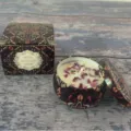Handmade soy wax scented candle with dried flowers in mandala pattern tin and gift box - 1 Piece / Japanese Persimmon