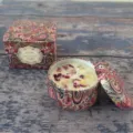 Scented soy wax candle in paisley patterned tin with dried flowers and matching gift box - 1 Piece / Osmanthus (Strong Scent)