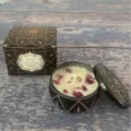 Candela profumata in cera di soia con petali di rosa essiccati in elegante scatola nera - 1 Pezzo / Muschio Bianco