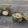 Candela profumata in cera di soia con fiori secchi in una scatola di latta decorativa - 1 Pezzo / Fragola