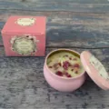 Candela profumata artigianale in cera di soia rosa con petali di rosa e confezione regalo - 1 Pezzo / Gelsomino