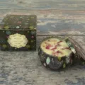 Candela di cera di soia profumata con fiori secchi in scatola e latta con motivi - 1 Pezzo / Sandalo Vintage