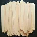 Primer plano detallado de palitos de madera perforados, apilados para manualidades o colmenas. - Pieza de Madera de un Solo Agujero / 10 Manojos (500 Piezas)