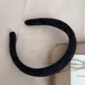 Gros plan d'un serre-tête en laine gris foncé avec un design coréen rembourré élégant. - 2.0cm / Noir