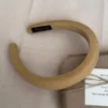 Détail du serre-tête tricoté rembourré camel avec texture côtelée et étiquette - 2.0cm / Jaune