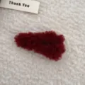 Detailaufnahme einer weichen burgunderroten Plüsch-Haarklammer auf weißem Stoff - Dreieck Plüsch BB Clip / Rot