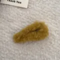 Nahaufnahme einer niedlichen senfgelben Plüsch-Haarklammer mit weicher Textur für Winter - Dreieck Plüsch BB Clip / Gelb