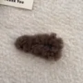Detaillierte Makroansicht der weichen braunen Plüschstruktur dieser süßen Winter-Haarspange - Dreieck Plüsch BB Clip / Braun