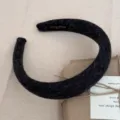 Vue détaillée du serre-tête rembourré en laine noire montrant sa texture douce - 3cm / Noir