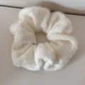 Detailansicht der weichen weißen Strickstruktur dieses Winter-Haargummi-Accessoires - Beige Plüsch Scrunchie