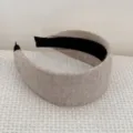 Vue détaillée de la texture en tricot beige et de la doublure noire du serre-tête - Serre-tête Large / Kaki