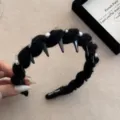 Vue détaillée d'un serre-tête tricoté noir avec perles et pointes punk - Serre-tête Noir Perles Strass