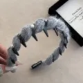 Détail d'un serre-tête tressé gris orné de pointes noires et de perles de style punk - Serre-tête Perle Strass Gris