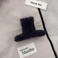 Detailansicht der weichen, flauschigen Textur einer dunklen quadratischen Haarklammer - Quadratischer Kleiderbügel-Stil / Dunkelblau
