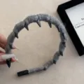 Primer plano de la diadema de lana gris con puntas negras antideslizantes detalle - Gris oscuro