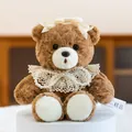 Orsetto di peluche marrone cioccolato con elegante colletto in pizzo e collana di perle - 15cm / fiocco con perline
